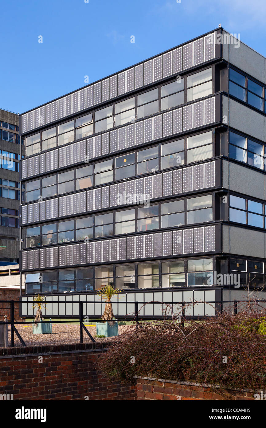 Sonnenkollektoren bedeckt Gebäude 2 University of Southampton Highfield Campus Photovoltaik PV modernes Design nach Süden ausgerichtet Stockfoto