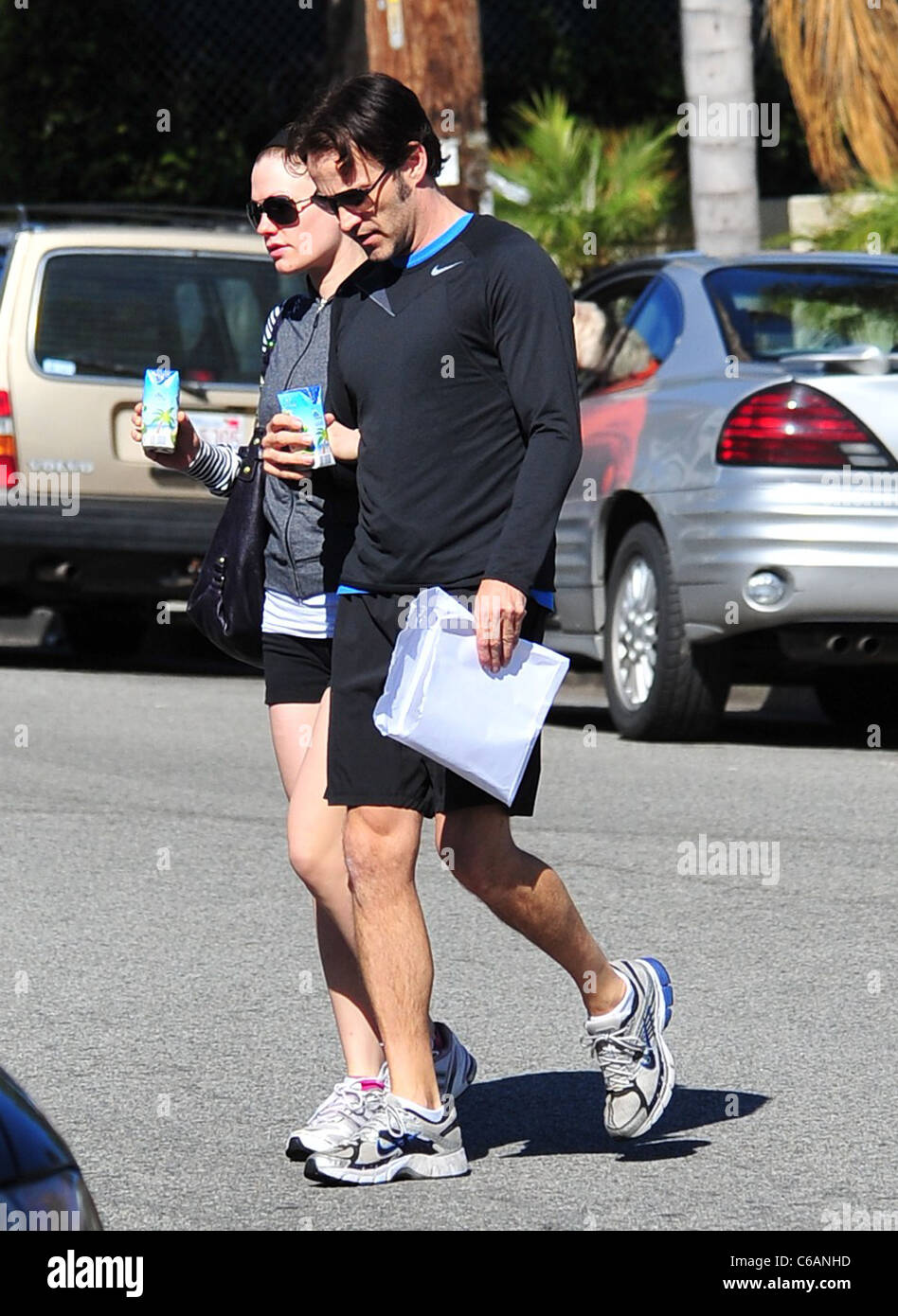 Anna Paquin und Steven Moyer Kartons von "Vita Coco", eine Kokosnuss Wasser isotonische Rehydratation trinken, trinken, beim verlassen ein Fitness-Studio in Stockfoto