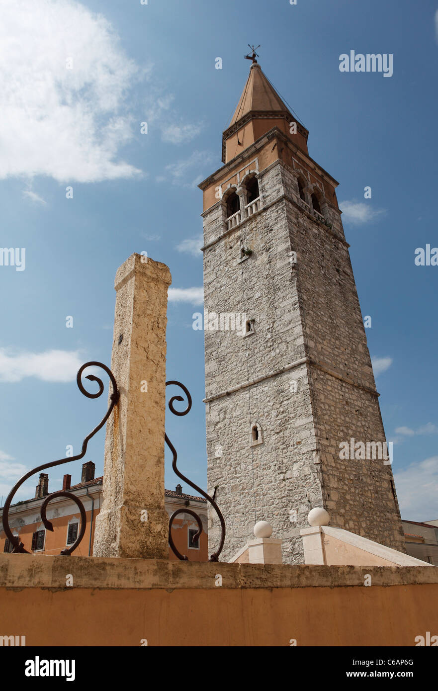 Glockenturm der Kirche Santa Maria in Umag, Kroatien. Stockfoto