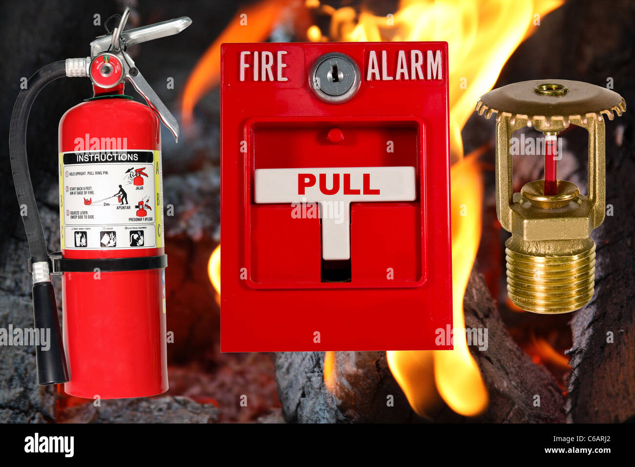 Feueralarm-Collage mit Zug-Station, Feuerlöscher und Sprinkler mit Flamme Hintergrund Stockfoto