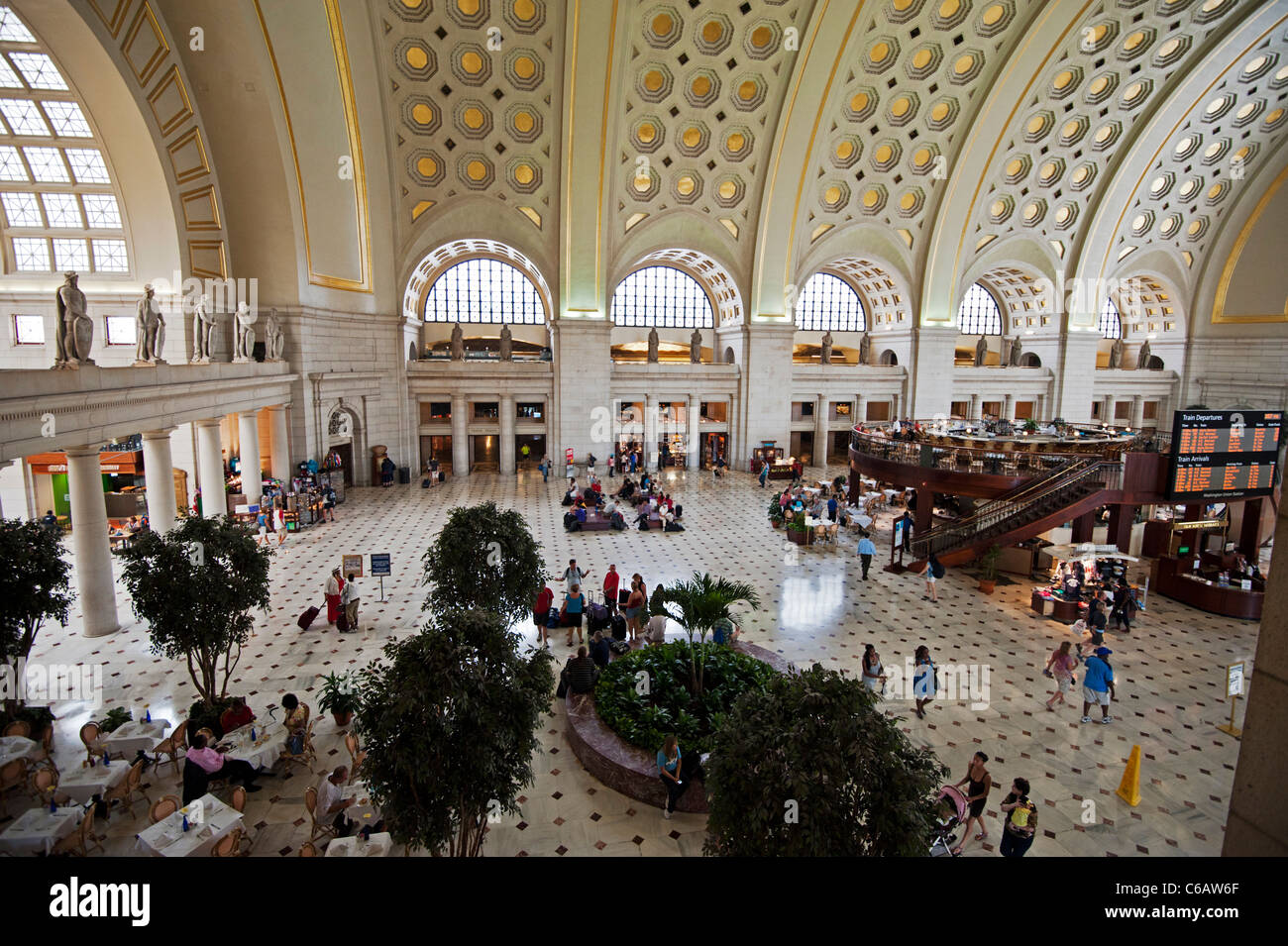Union Station, Washington DC, einen Blick auf die Masse Avenue terminal Eingang und die Lobby von oben. Stockfoto