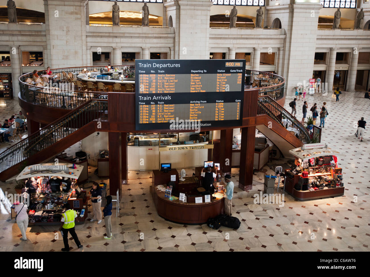 Union Station, Washington DC, einen Blick auf die Masse Avenue terminal Eingang und die Lobby von oben. Stockfoto