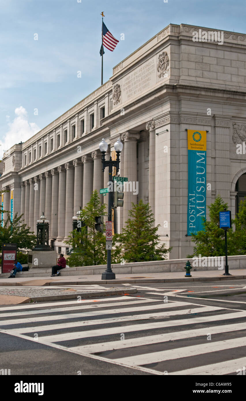 Das Smithsonian U.S. Postal Museum in Washington DC. Ein Blick von der Ecke des Massachusetts Avenue und First Street. Stockfoto