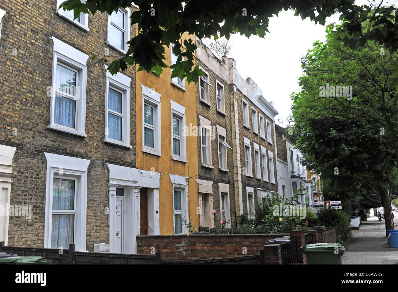 Typische terrassenförmig angelegten Häuser und Grundstücke in London Borough of Lewisham SE23 Stockfoto