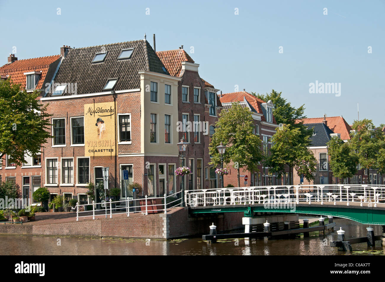 Leiden Niederlande Herengracht Canal Oude Rijn Holland Miss Blanche Cigarettes Stockfoto