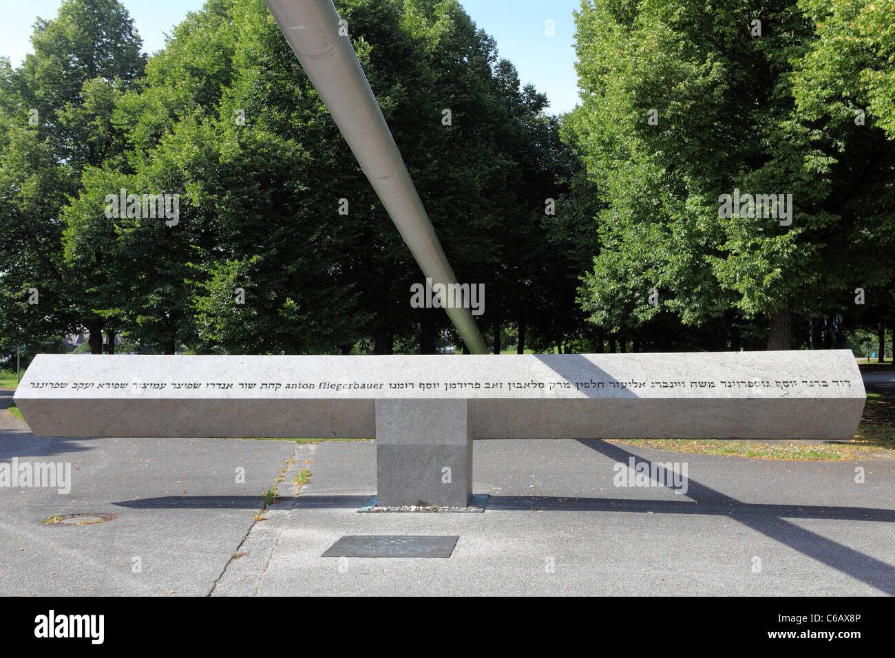 Das Denkmal für die Opfer des Massakers München von 1972, am Rande des Olympiaparks in München, Bayern, Deutschland. Stockfoto