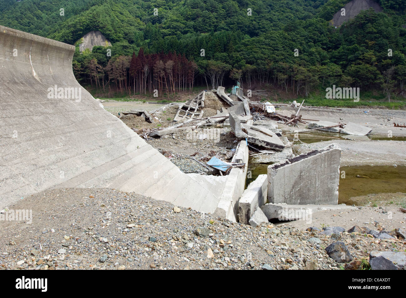 Ein Tsunami Wand oder Barriere in Iwate – der Tsunami einfach verletzt es, und dann Riss es Stück (das Meer ist auf der rechten Seite des i Stockfoto