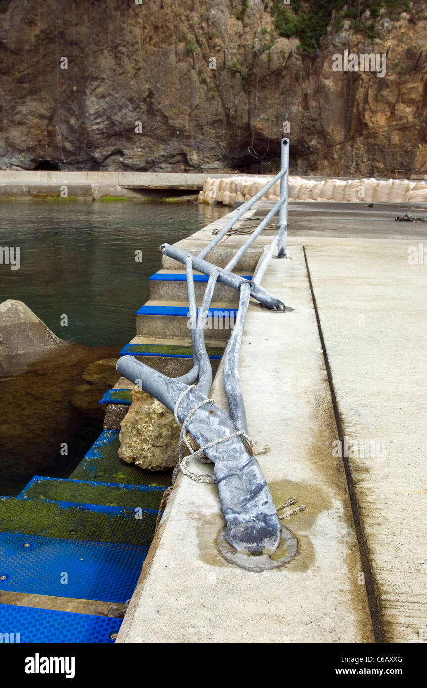 Ein kleiner Fischerhafen in Iwate mit typischen Tsunami-Schäden Stockfoto