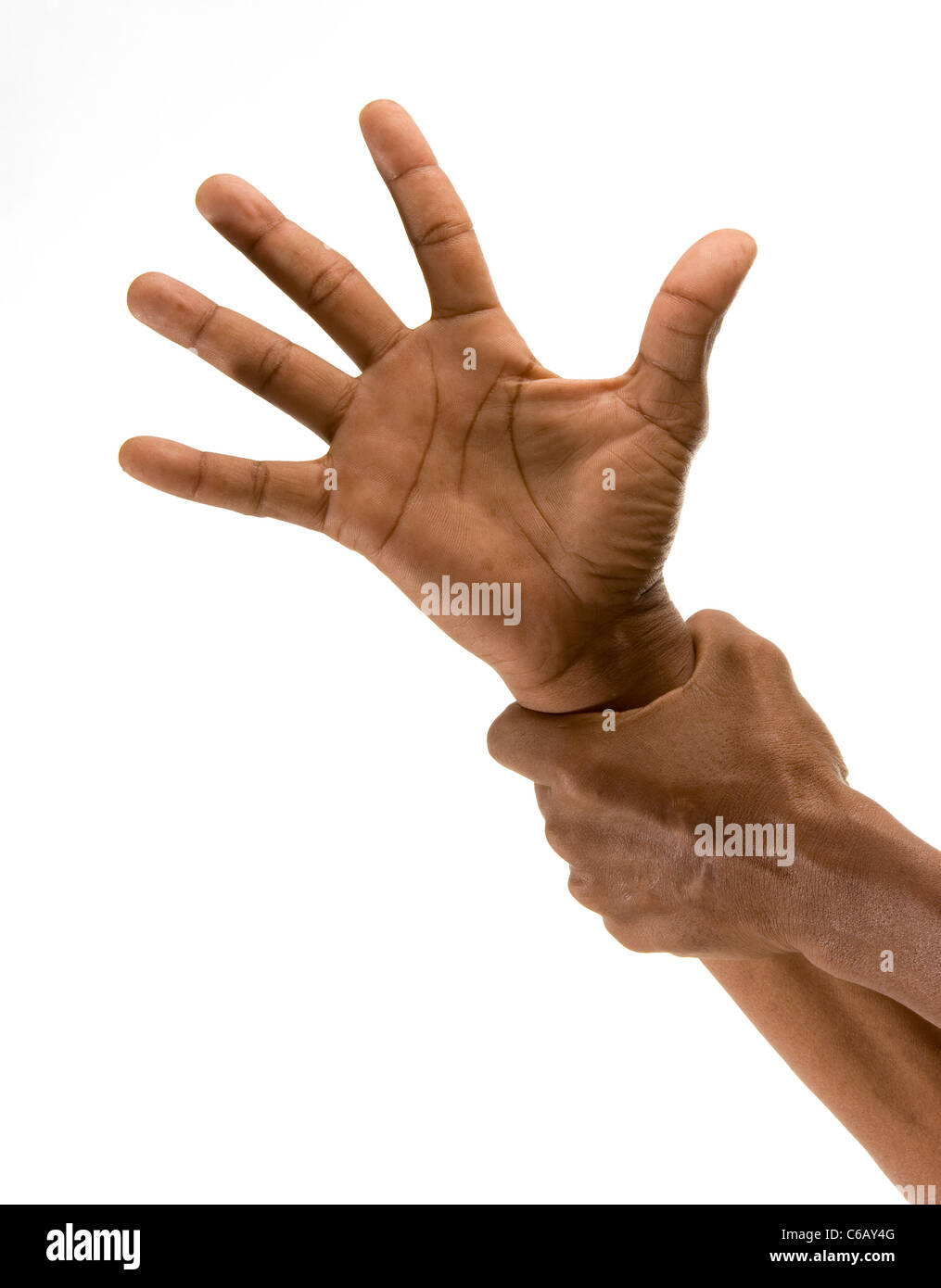 Afrikaner ausgestreckte Hand am Handgelenk gepackt wird von anderer Hand. . Studio auf weißem Hintergrund gedreht. Stockfoto