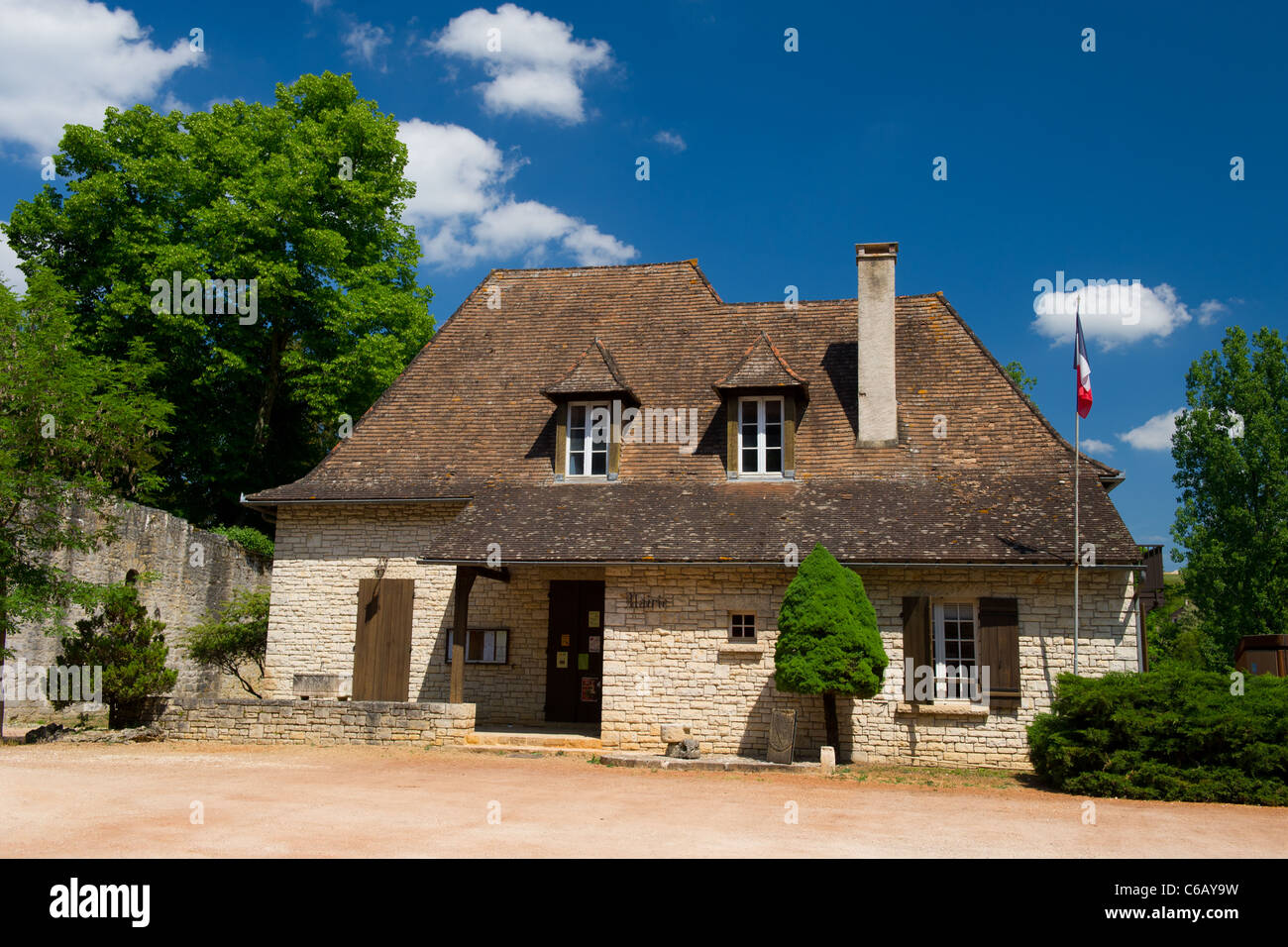 Rathaus in Frankreich Tourtoirac Stockfoto