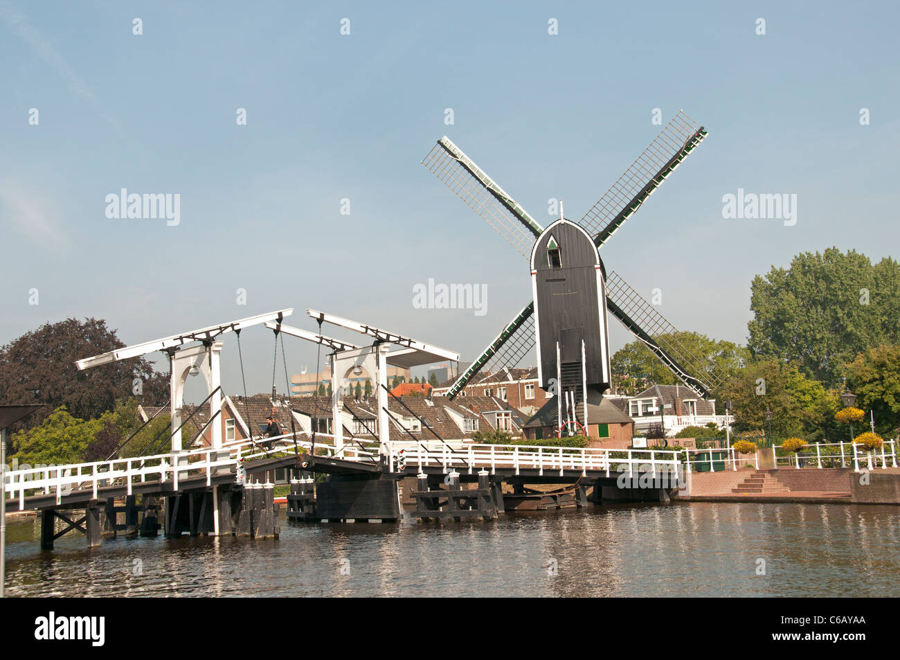 Windmühle der Put Old Port Hafen Leiden Niederlande Holland neue Rhein Galgewater Nieuwe Rijn Stockfoto