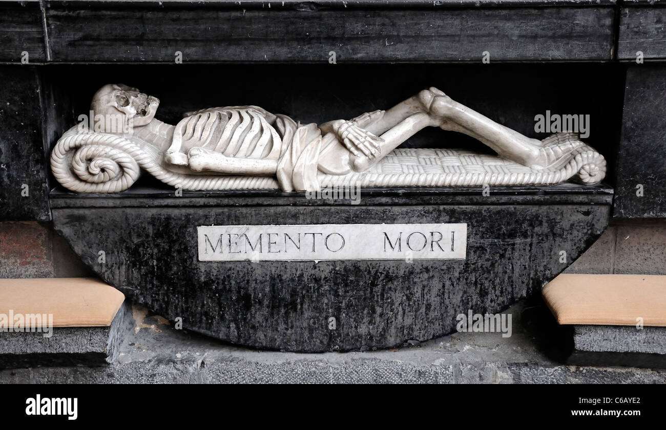 Maastricht, Niederlande. Sint-Lage / St Johns Kirche. Innenraum. Skelett - "Memento Mori" Stockfoto
