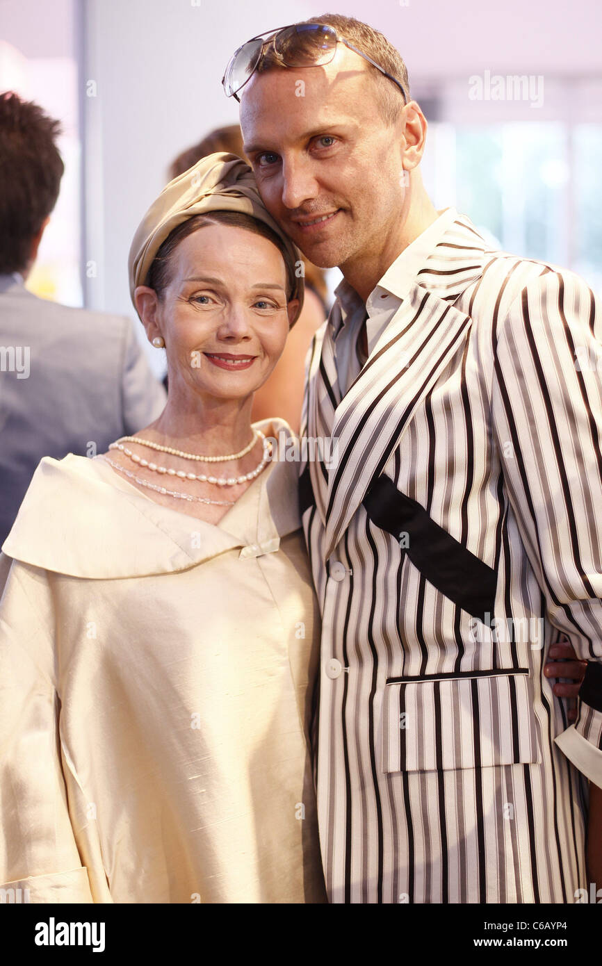 Britt Kanja, Hubertus Regout bei Mercedes Benz Fashion Week Berlin Frühjahr Sommer 2011 im Fashion-Zelt auf dem Bebelplatz Quadrat. Stockfoto