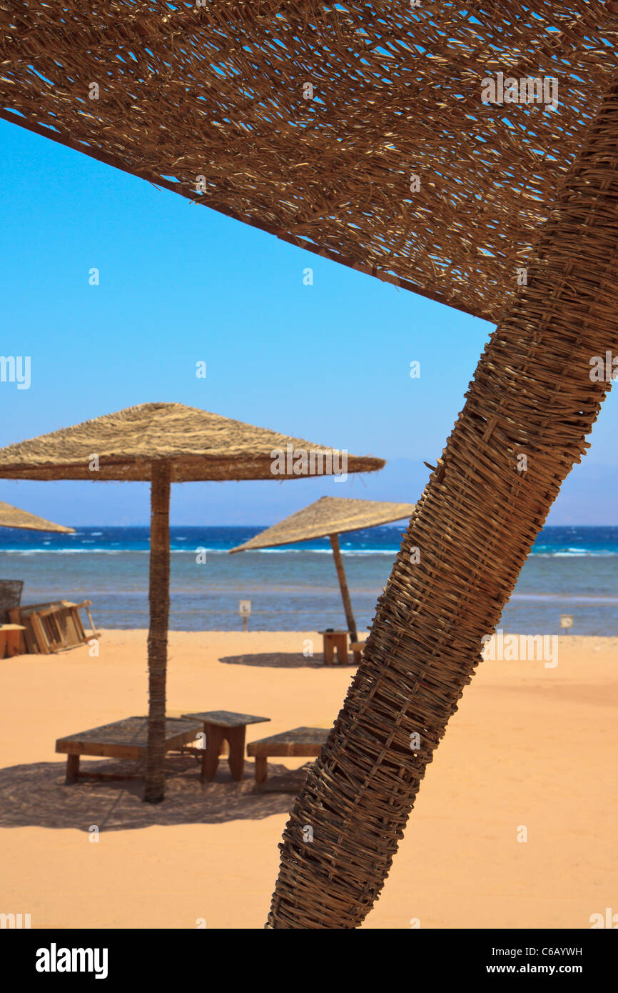 Sonnenschirme auf einem ägyptischen Strand Stockfoto