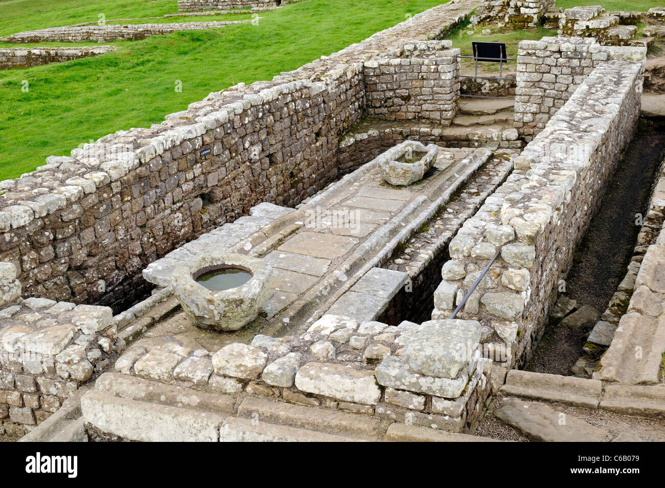 Latrinen in Vercovicium Roman Fort, Housesteads, Hadrianswall, Northumberland, England, Vereinigtes Königreich Stockfoto