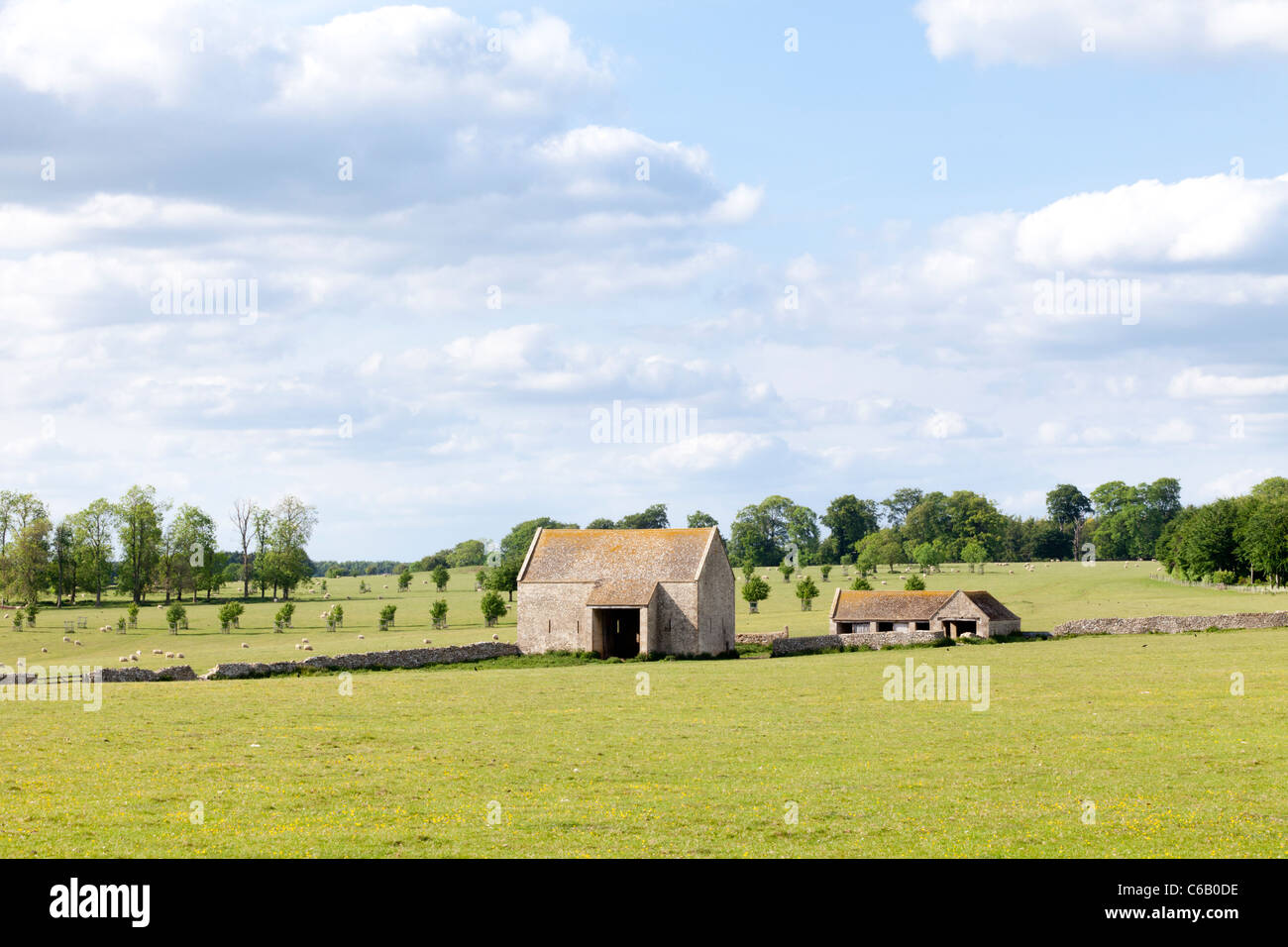 Cotswold steinerne Scheune in der Nähe von Aldsworth, Gloucestershire Stockfoto