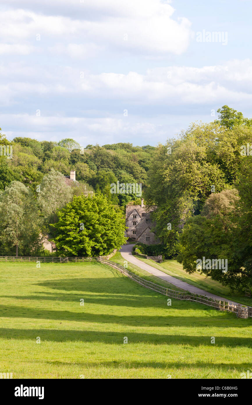 Abend-Sonnenlicht fällt auf Bibury Mill in Cotswold Dorf von Bibury, Gloucestershire Stockfoto