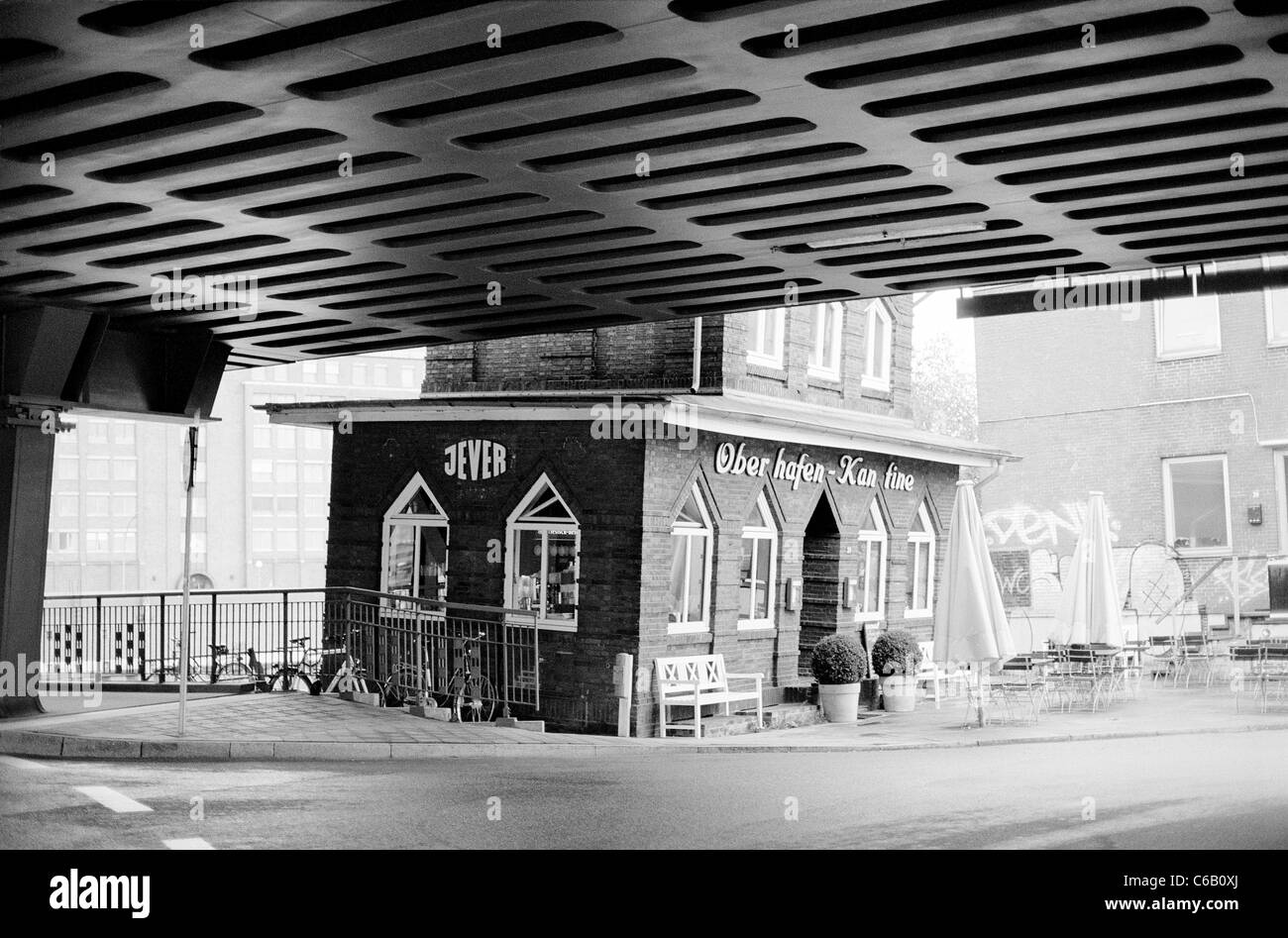 Oberhafenkantine Restaurant und Oberhafenbrücke in Hamburg. Stockfoto