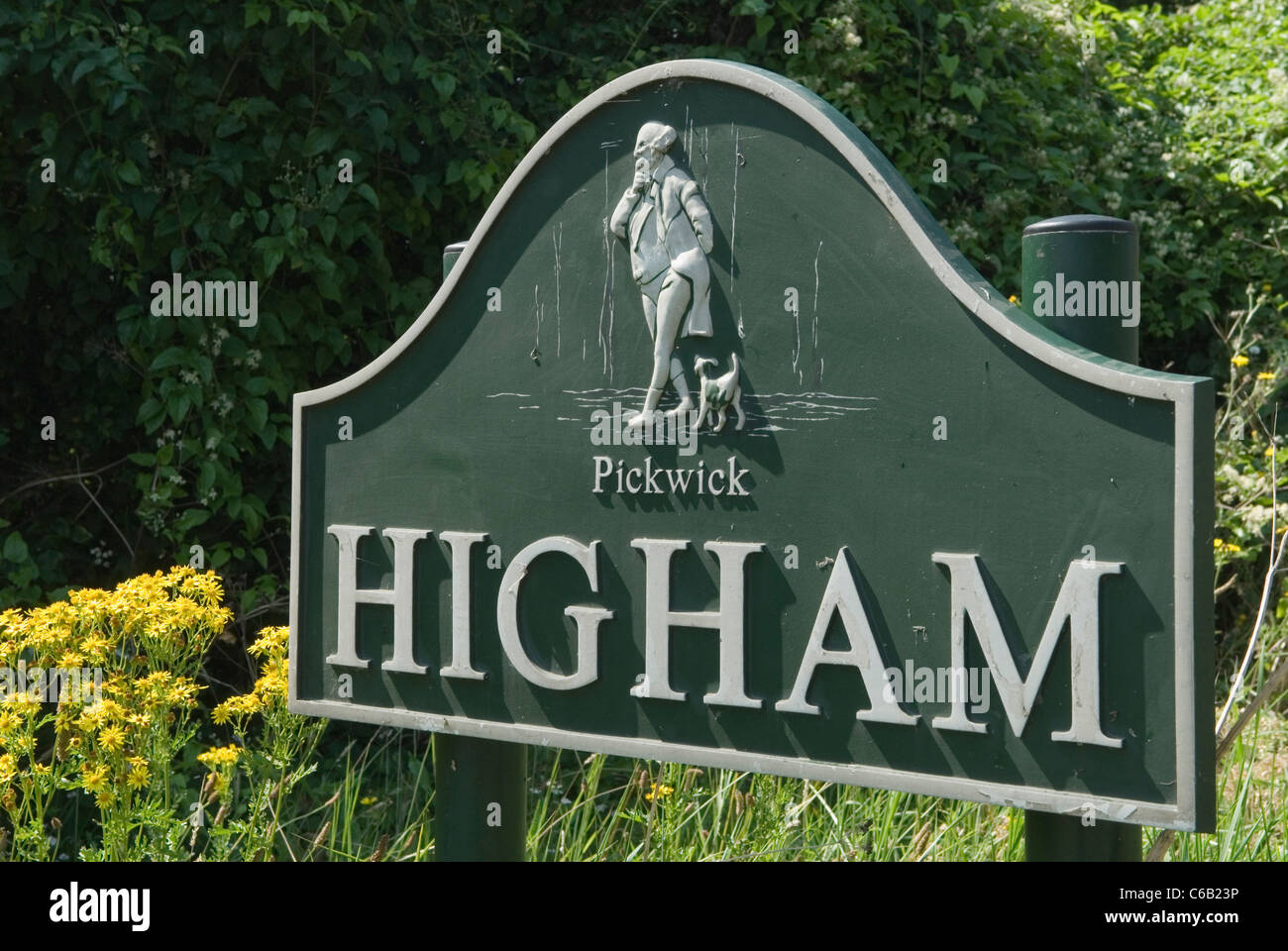 Higham Kent Village Schild, Bill Sikes oder Sykes mit seinem treuen Gefährten, einem Bullterrier-Hund Bull's-Eye. Sikes war eine fiktive Figur aus Oliver Twist von Charles Dickens. Dickens lebte im Gads Hill Place House im Dorf. England 2011 2010er Jahre UK HOMER SYKES Stockfoto