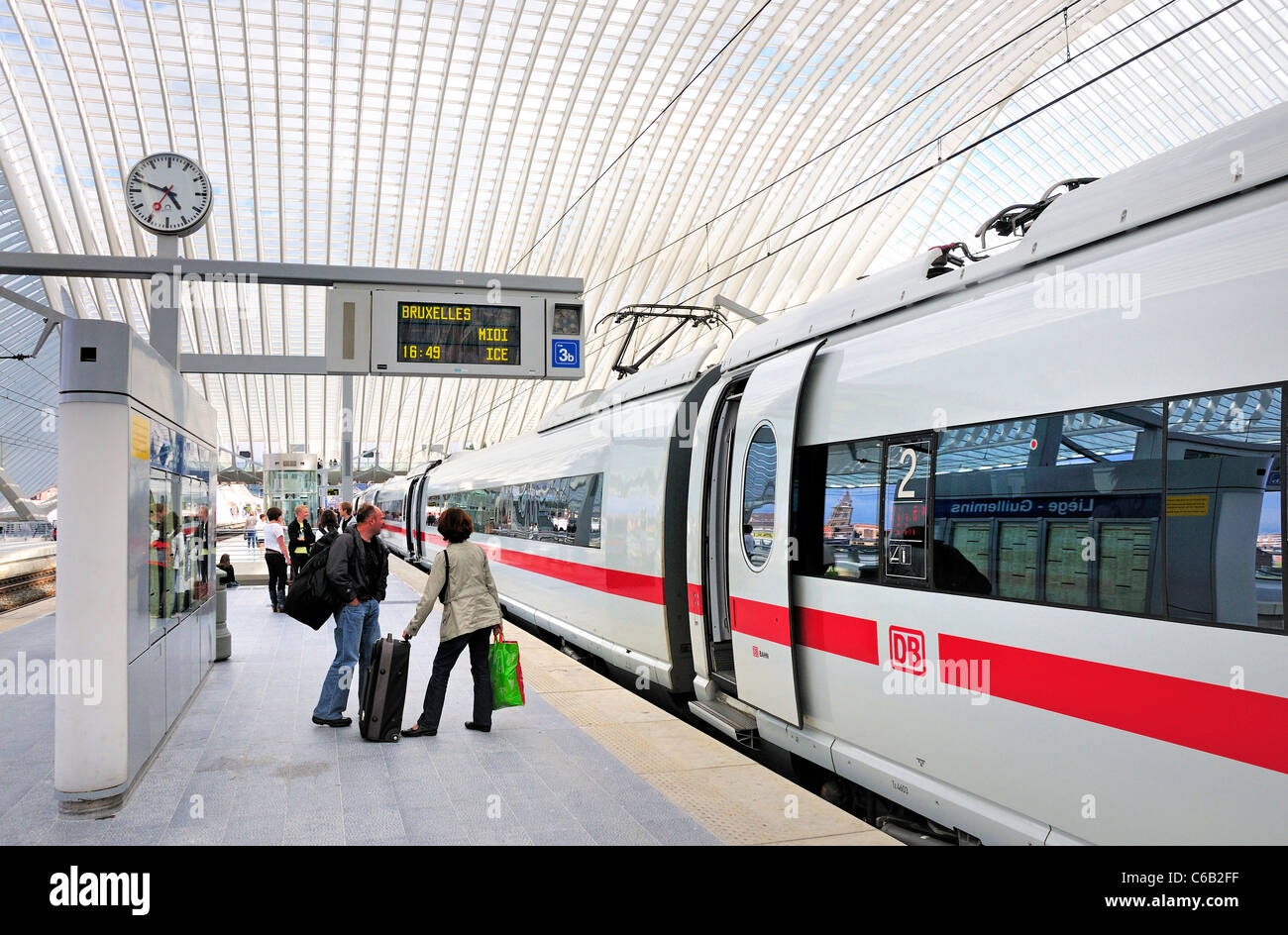 Lüttich, Belgien. Hauptbahnhof - Gare des Guillemins (2009 - Santiago Calatrava Valls) deutschen ICE nach Brüssel Stockfoto