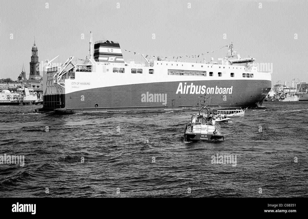 Bulk-Carrier "Stadt Hamburg" anlässlich des 822nd Jahrestages des Hamburger Hafens. Stockfoto