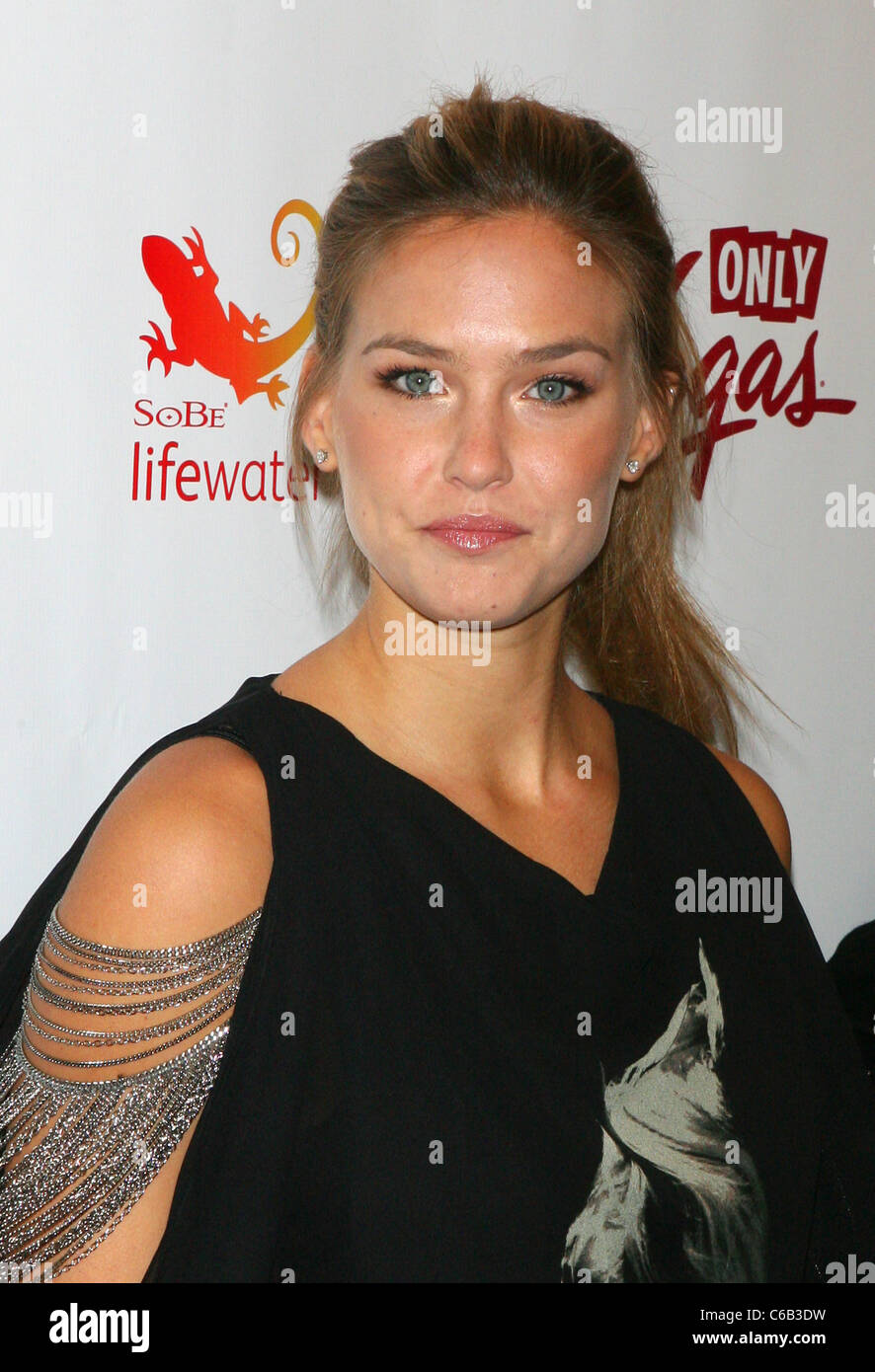 Bar refaeli besucht den sport illustrierten badeanzug 24 7 Fotos und