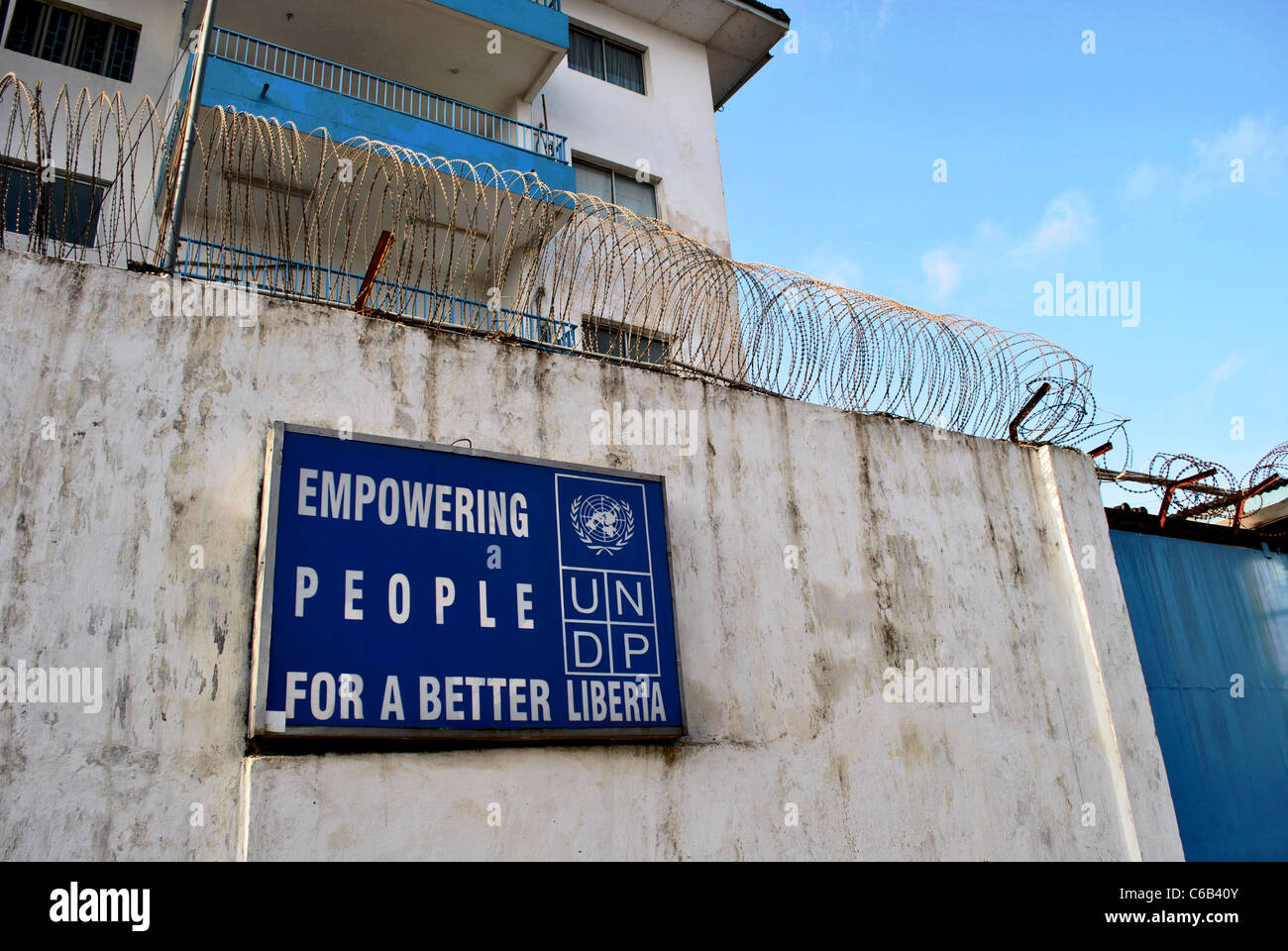 Befestigte UNDP Verbindung in Monrovia, Liberia Stockfoto