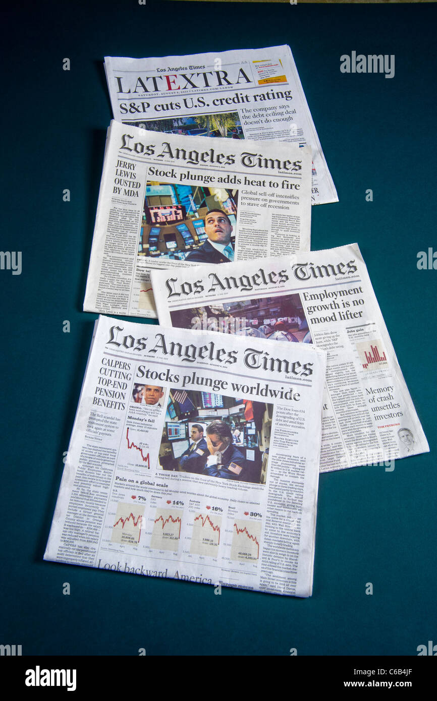 Schlagzeilen aus der Los Angeles Times Anfang August 2011 beschreiben verschärfende weltweite Finanzkrise. Stockfoto