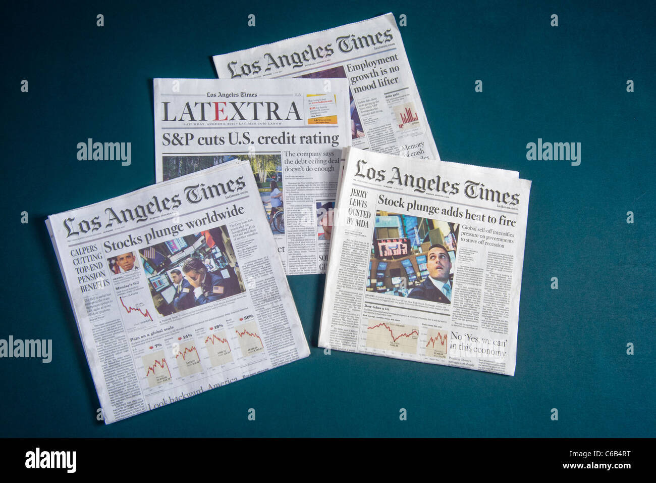 Schlagzeilen aus der Los Angeles Times Anfang August 2011 beschreiben verschärfende weltweite Finanzkrise. Stockfoto