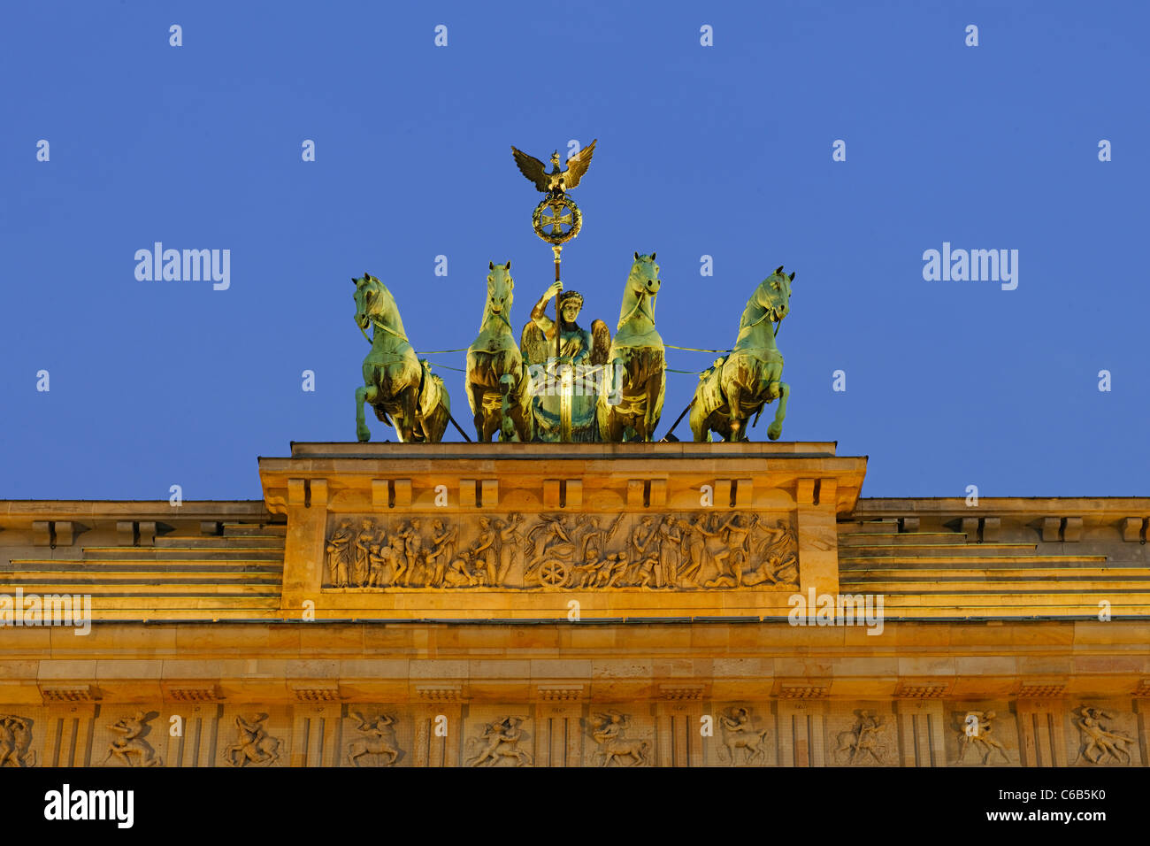 Brandenburger Tor, in der morgendlichen Dämmerung, Tiergarten, Bezirk Mitte, Berlin, Deutschland, Europa Stockfoto