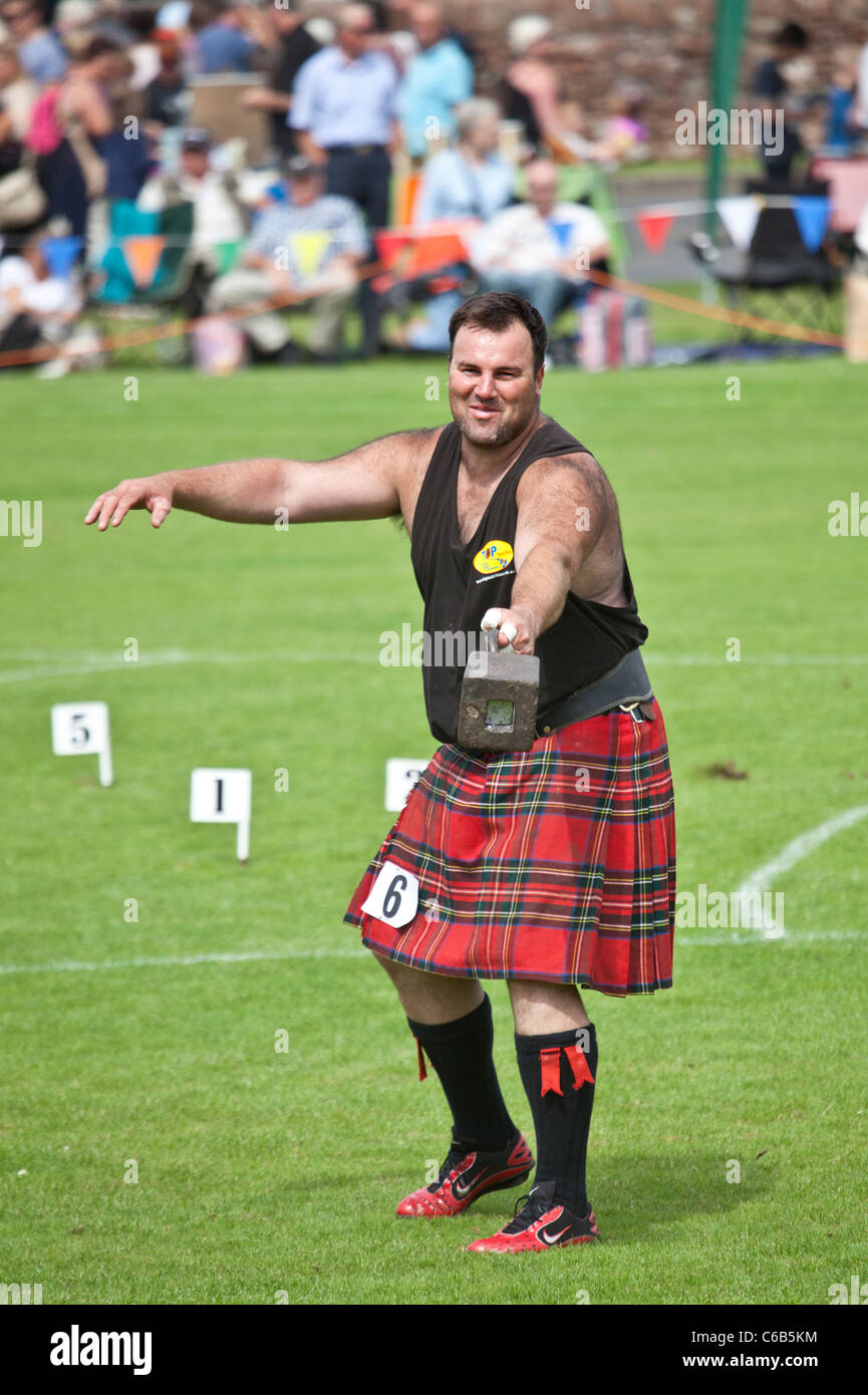 Kilted Athlet: "wirft eine 56lb Gewicht" Wettbewerb, eines der "schwere Ereignisse" bei Brodick Highland Games, Arran. Stockfoto