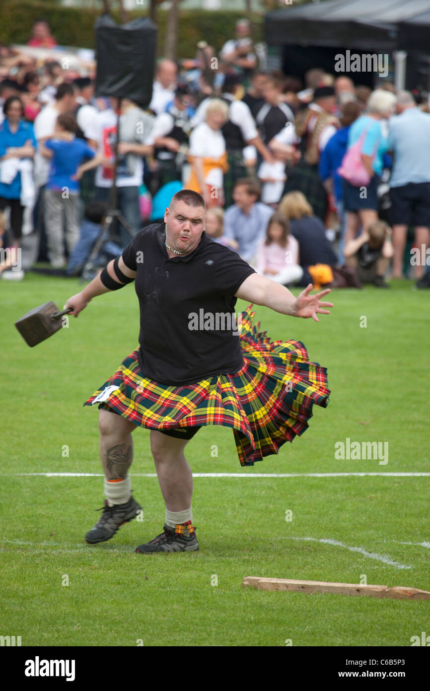 Kilted Schwergewichts-Athlet im Wettbewerb "wirft eine 56lb Gewicht", eine "schwere Ereignis" bei Brodick Highland Games, Arran Stockfoto