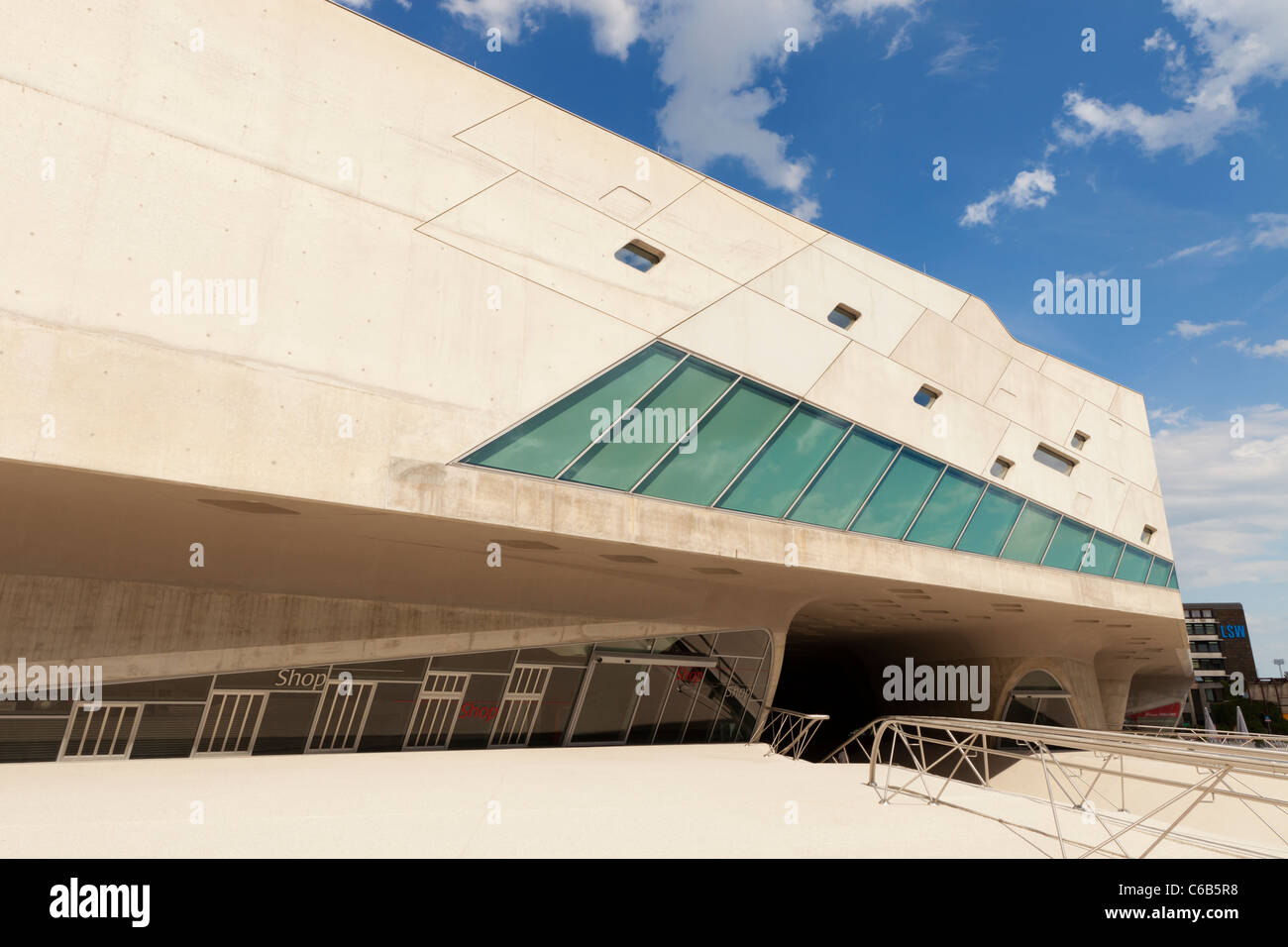 Das Phaeno Science Center in Wolfsburg, Deutschland, entworfen von der Architektin Zaha Hadid. Stockfoto