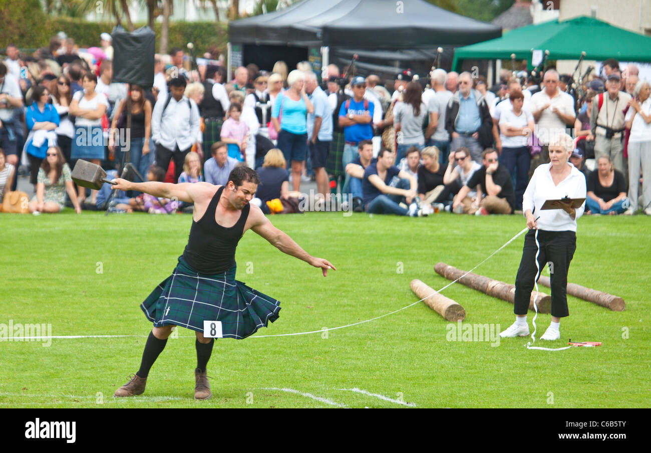 Kilted Athlet: "Werfen einer 56lb Gewicht' Wettbewerb, Brodick Highland Games, Arran. Eine offizielle ist bereit, die werfen zu messen. Stockfoto