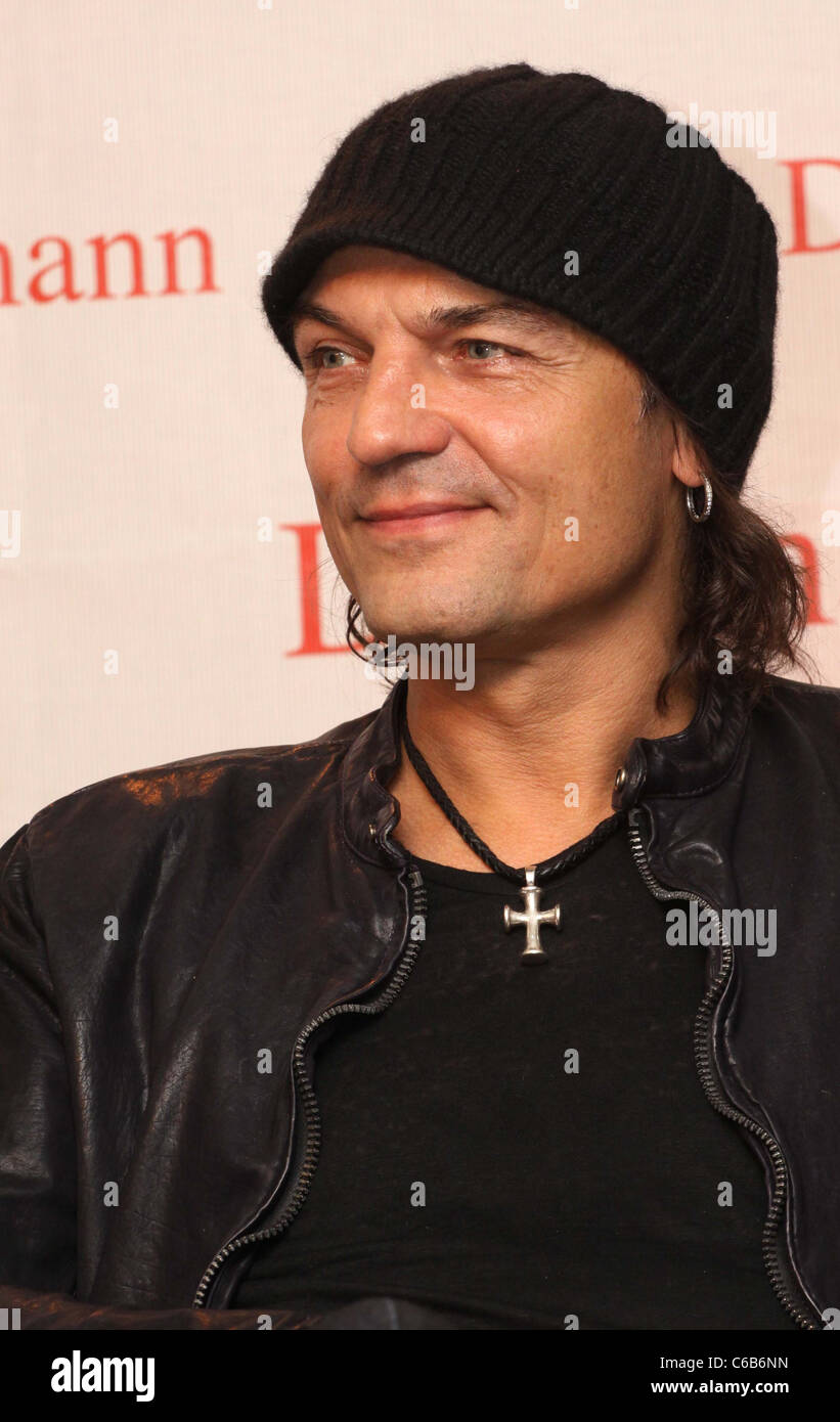 Matthias Jabs bei der Vorstellung des Buches "Rock'n" Roll Forever - Scorpions im Dussmann Kulturkaufhaus Buchhandlung. Berlin, Stockfoto