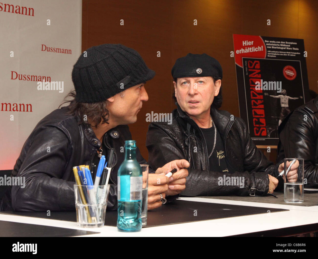 Matthias Jabs und Klaus Meine bei der Vorstellung des Buches "Rock'n" Roll Forever - Scorpions bei Dussmann Kulturkaufhaus Buch Stockfoto