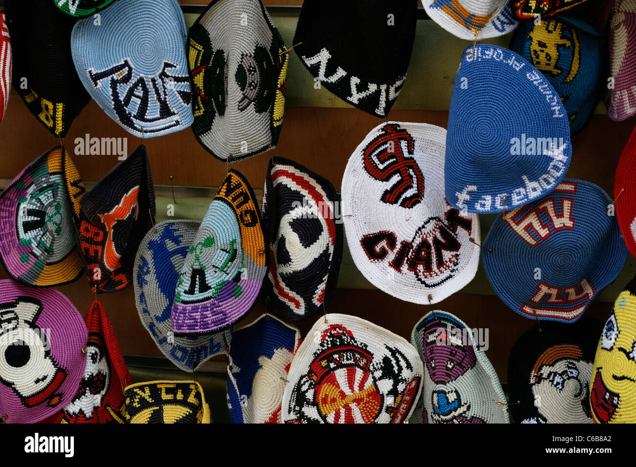 Eine Sammlung von modernen gehäkelte Kippa angezeigt in einem Store in Jerusalem, Israel. Stockfoto