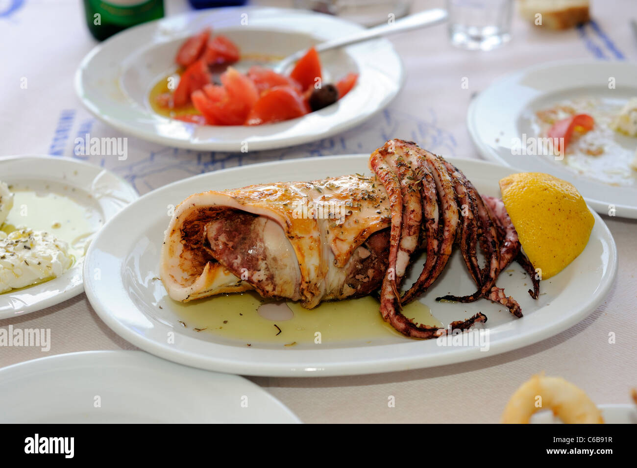 Lokale Gericht mit gegrilltem Tintenfisch, Santorin Kykladen, Griechenland Stockfoto