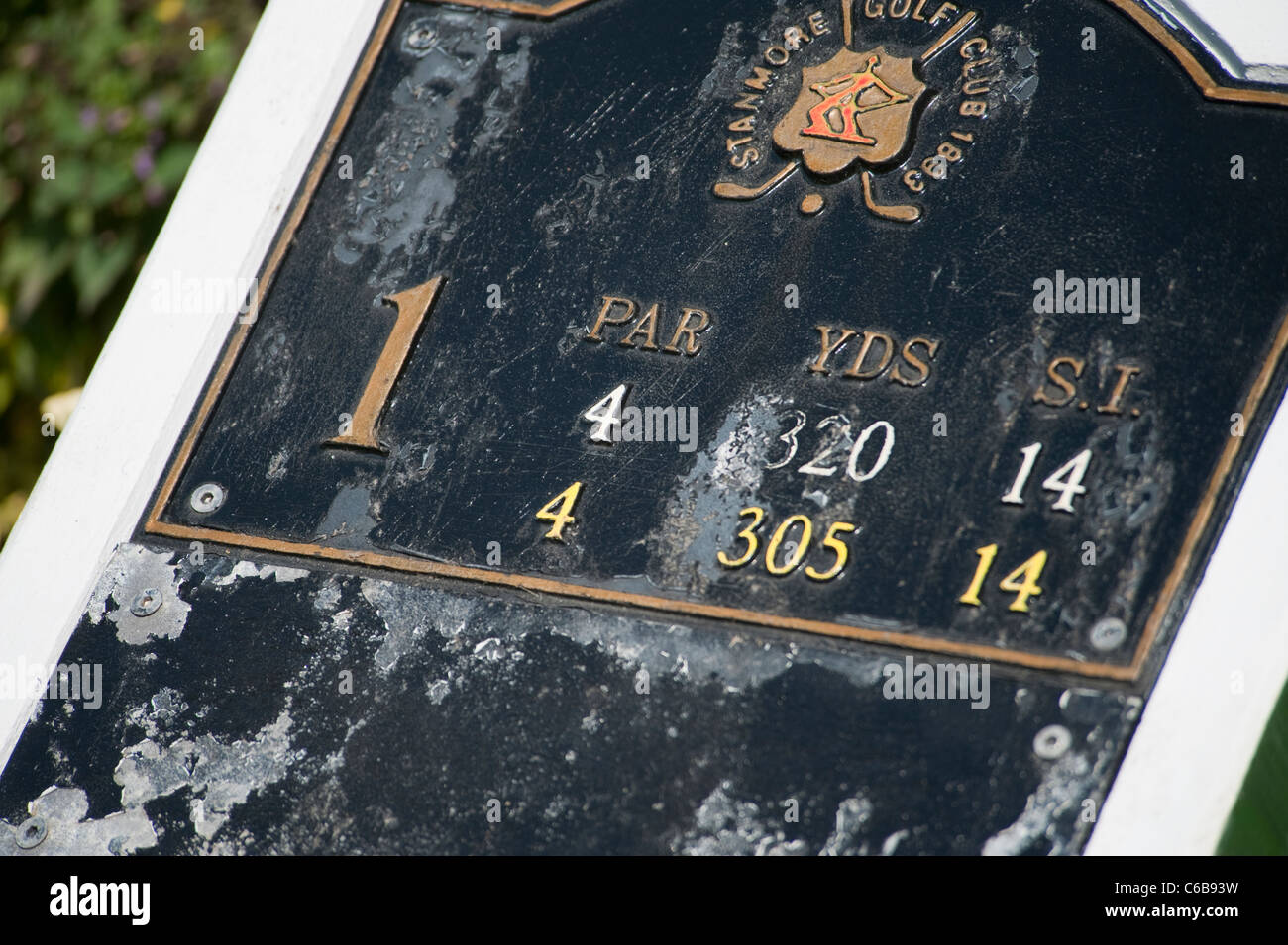 Ein "Grabstein" für die erste Bohrung bei Stanmore Golf Course Par 4, Abschlag Bereich Stockfoto
