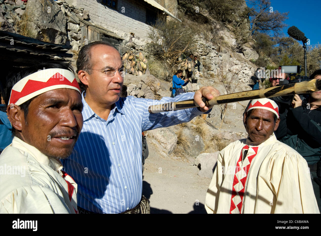 Präsident Calderon trifft sich mit Einheimischen im Copper Canyon während der Dreharbeiten zu Mexiko die königliche Tour Stockfoto