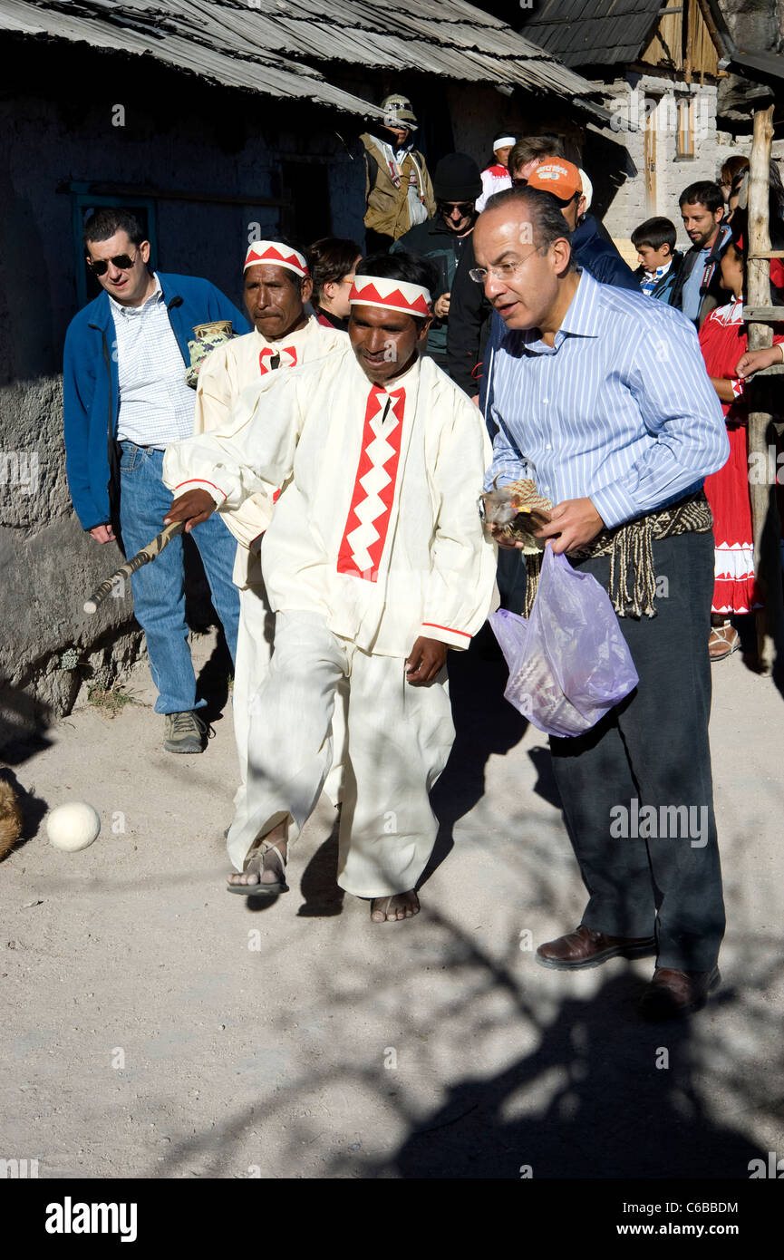 Präsident Felipe Calderon besucht Ureinwohner am Rand des Kupfer Canyon Stockfoto
