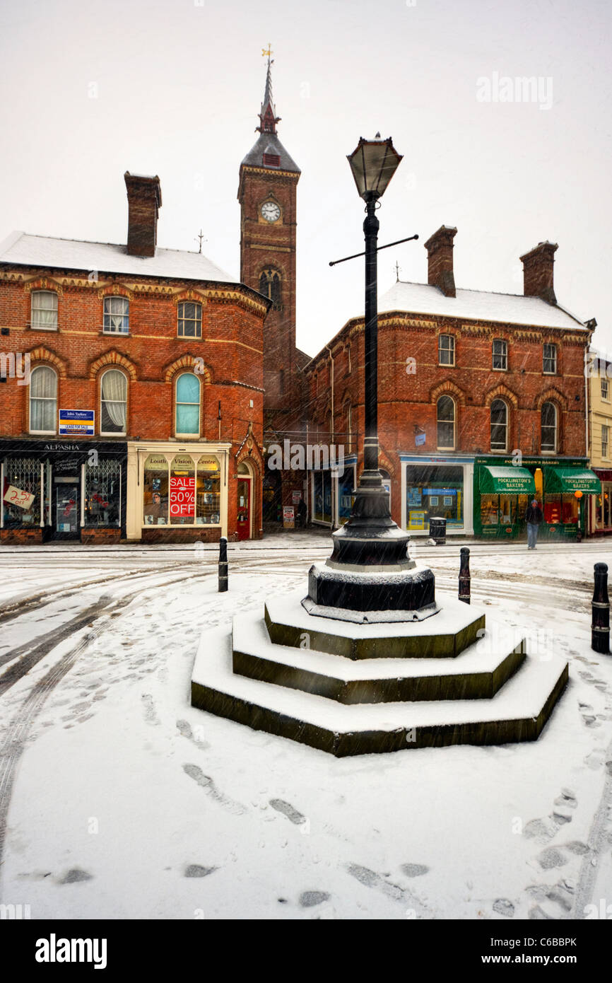 Louth, Lincolnshire, England im Winterschnee, Schneefall, Fußabdruck auf dem Marktplatz Stockfoto