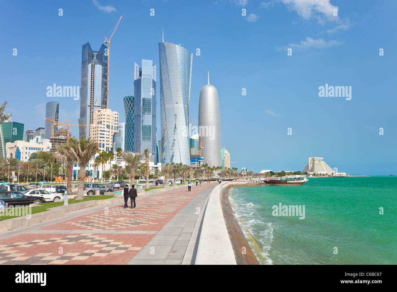 Entlang der Küstenstraße in Richtung die neue Skyline der West Bay zentralen finanziellen Bezirk von Doha anzeigen Stockfoto