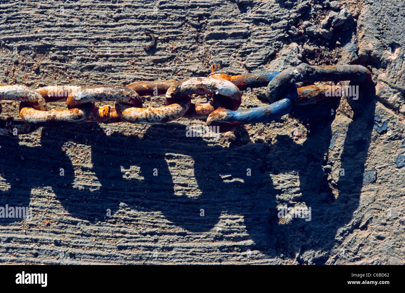 Eine Nahaufnahme einer gemalten rostigen alten Kette. Stockfoto