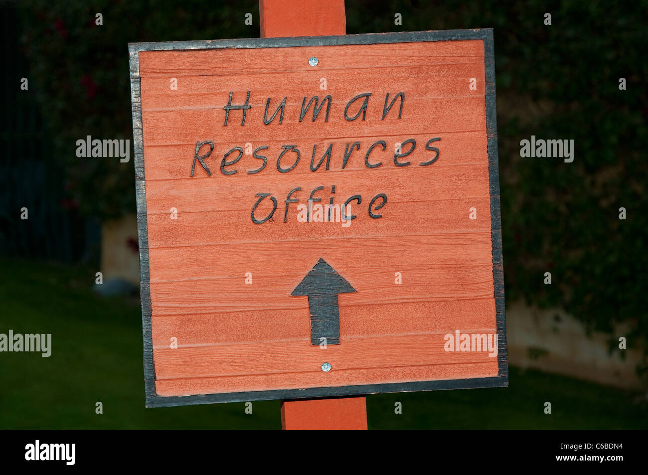 Outdoor-Wegweiser zu Human Resources-Büros Stockfoto
