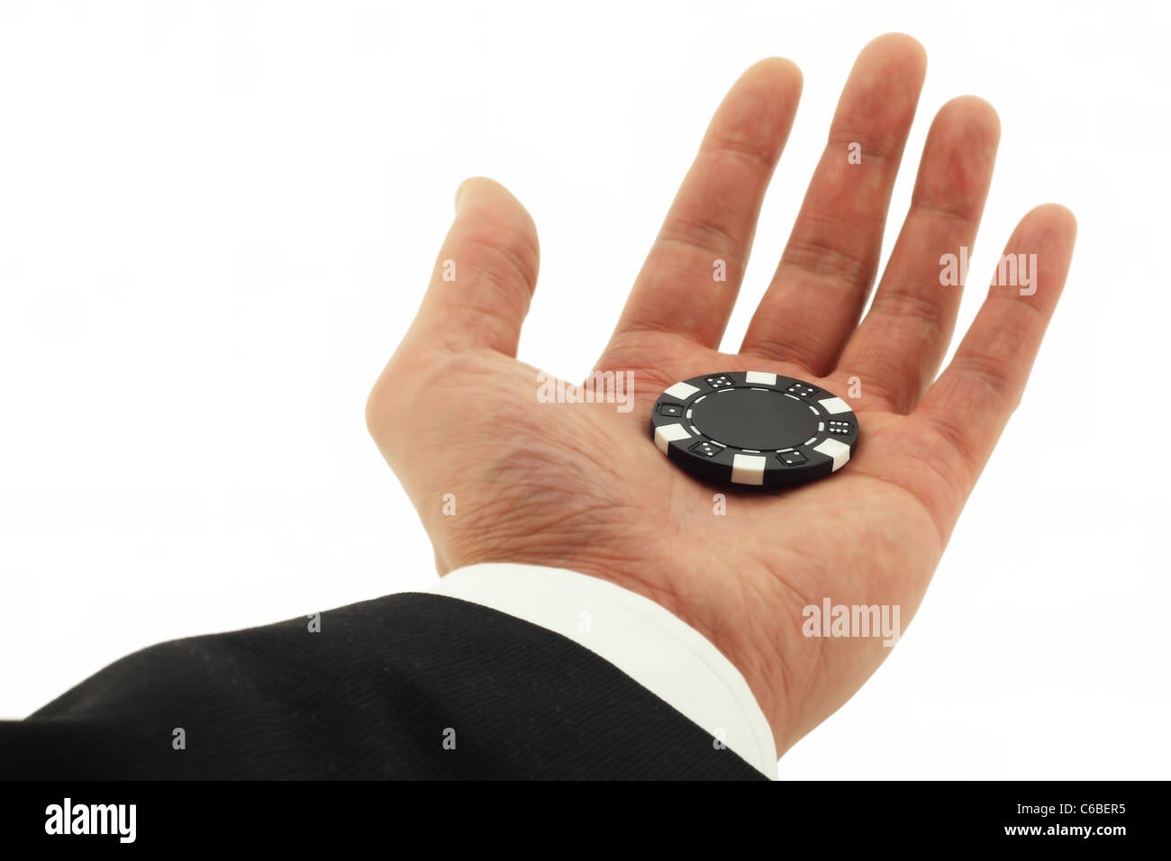 Business-Mann Hand hält einen Casino-chip Stockfoto