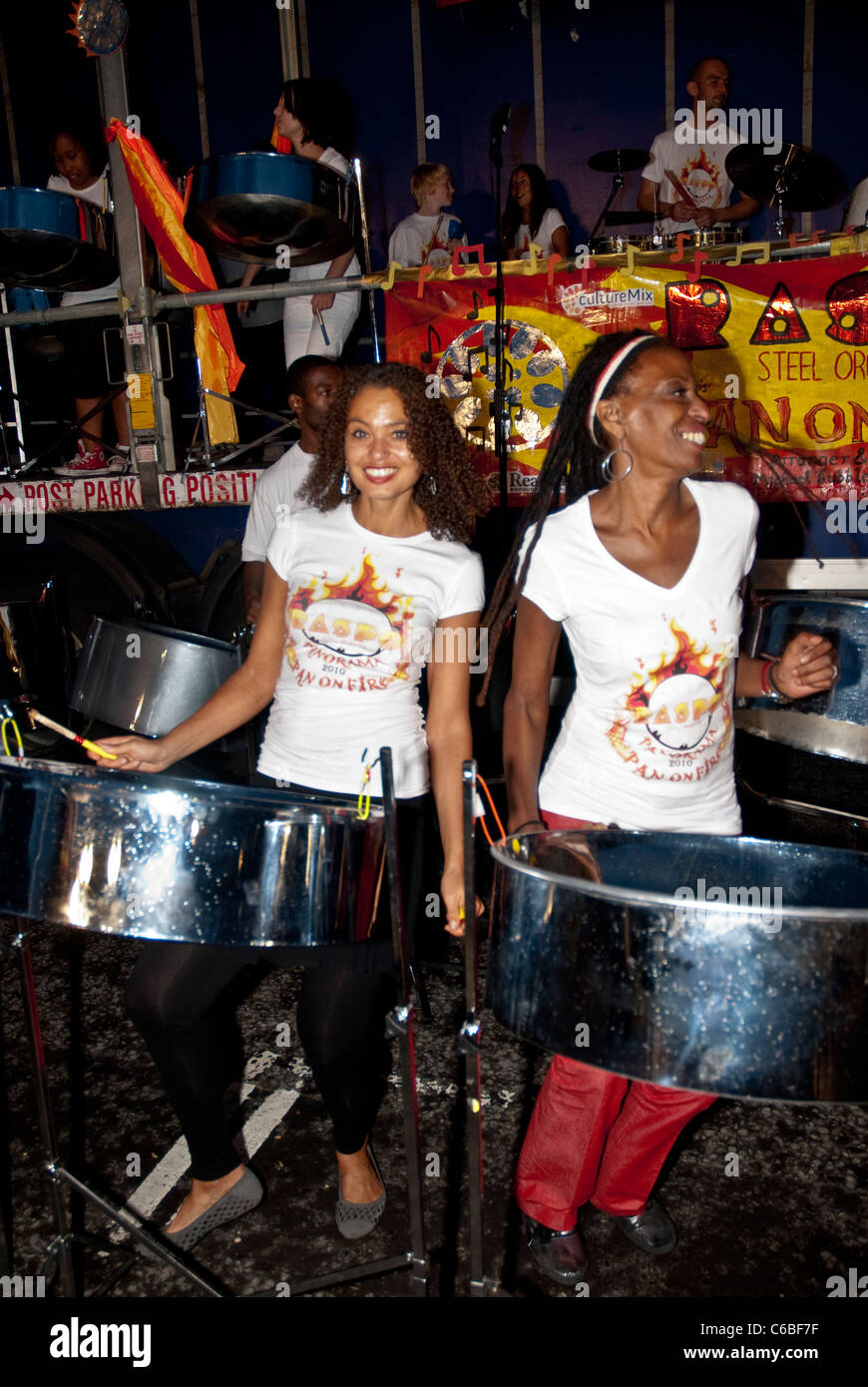 Bandmitglied von Rapso Steel Orchestra, Pan am Feuer, spielen Stahltrommel Panorama Championships Notting Hill Stockfoto