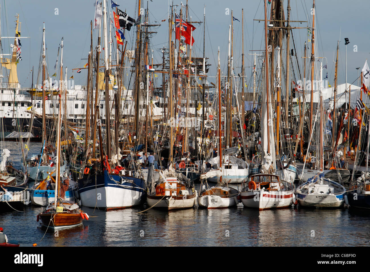Großsegler und traditionellen Boote, maritime Festival: "Brest 2008" (Bretagne, Frankreich). Stockfoto