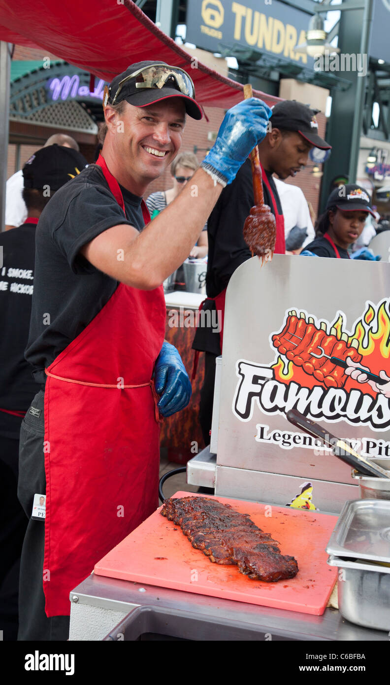 Denver, Colorado ein Arbeiter bereitet Rippen an der Famous Dave's
