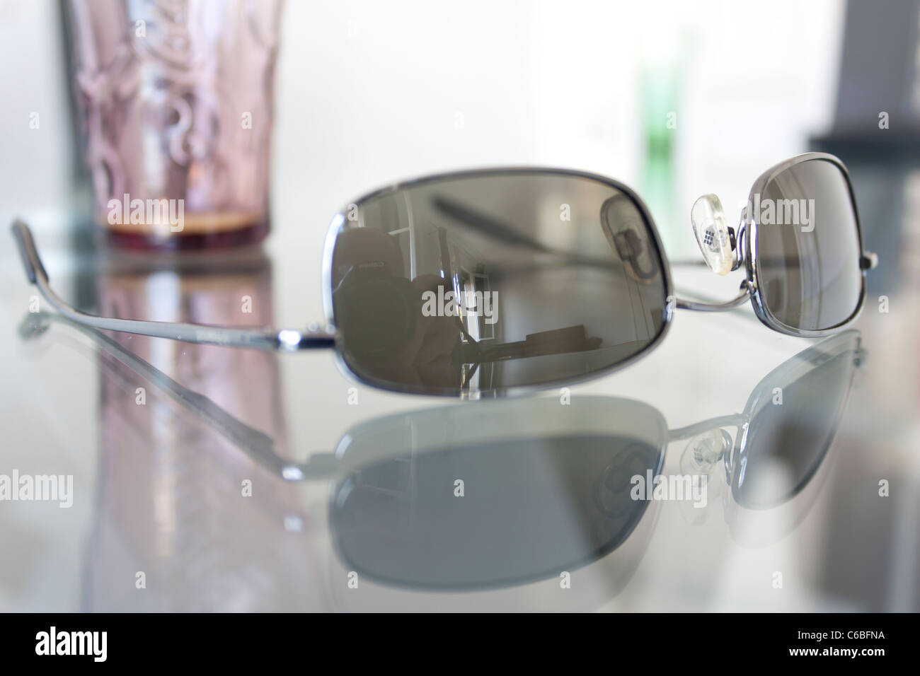 Sonnenbrille auf Tisch Stockfoto